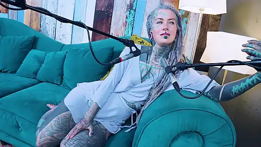 Aku berbicara tentang Z - zeal - ASMR podcast SFW berbicara dengan gadis gothic kurus model tato gimbal bertato