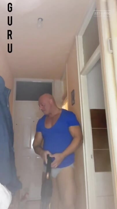 Home Made Wank. Vücut geliştirmeci solo videi ile mastürbasyon yapıyor