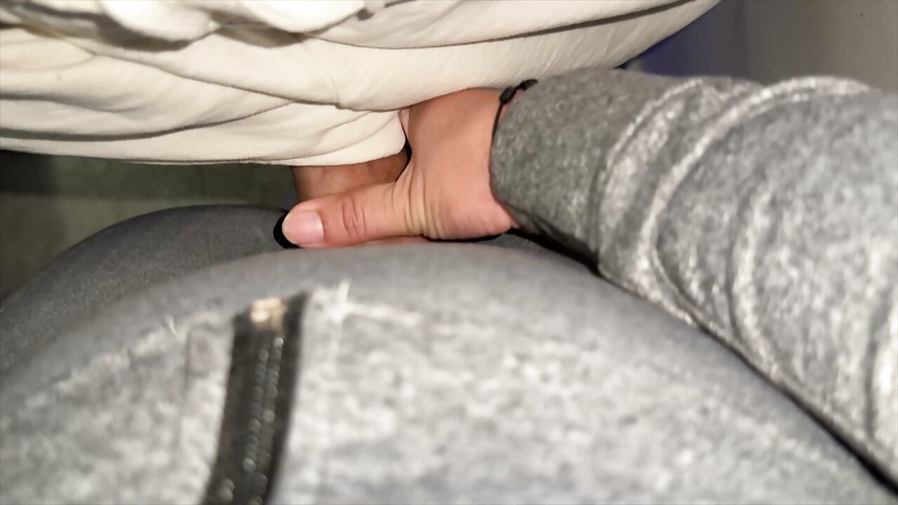 Garota de Bunda Grande Agarra o Pau de um Estranho