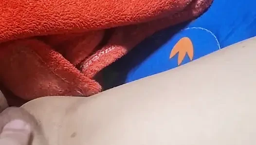 Orgazm olana kadar karısını parmakladı