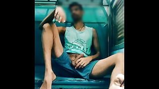 Sexy jongen in de trein wil seks naakt sperma