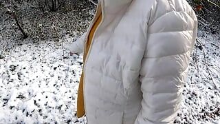 Caminhada nua e peitos batendo na neve