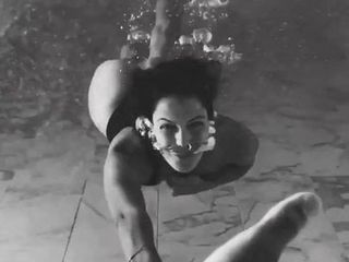 Iris Mittenaere - montre son gros cul dans la piscine