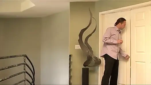 Ateşli esmer orta yaşlı seksi kadın büyük siyah yarağı kocası için sert sikiyor