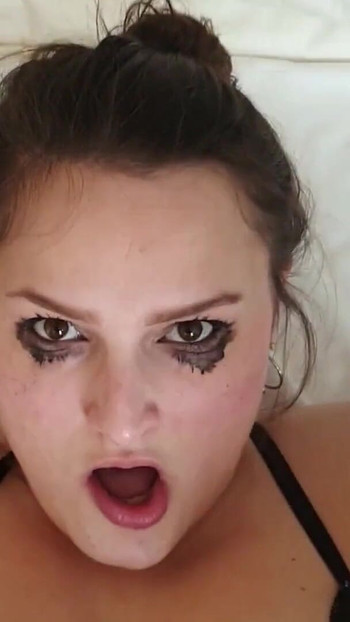 Fängslande ögonblick från "Grovt privat knull med tyska BBW tonåring Holly Banks i POV"