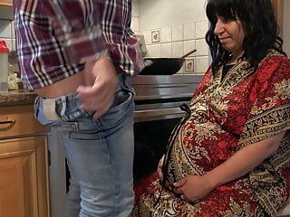 Zwangere stiefmoeder die vreemdgaat met stiefzoon terwijl man aan het werk is