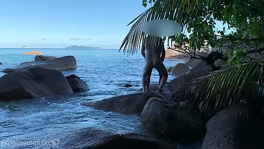 Nacktes paar fangen - sex am strand