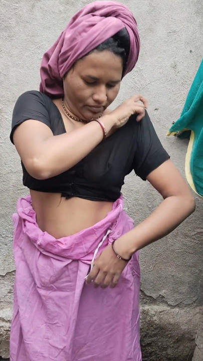 Sweety bhabhi bath | Clip 1