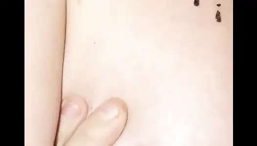 Evli kadın ve kocası edepsiz seks yapıyor. Siyah dildo, yumruk sokma, dölleme, boşalma