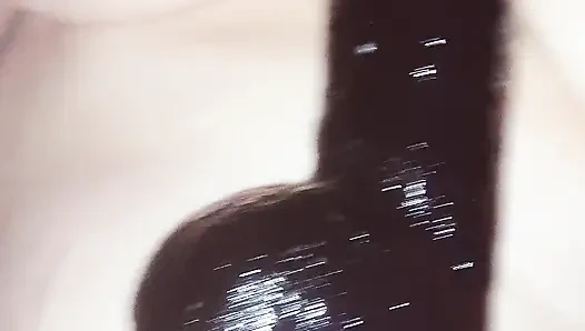 Sıcak ıslak milf, domuzcuk canavar dildo ile eğleniyor, derine sokulup doluyor