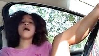 Jasnoskóra dziewczyna masturbuje się w samochodzie