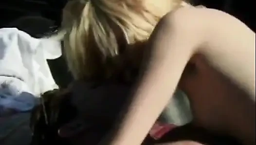 Geiler typ fickt eine junge langbeinige blondine hart hinten in seinem pickup
