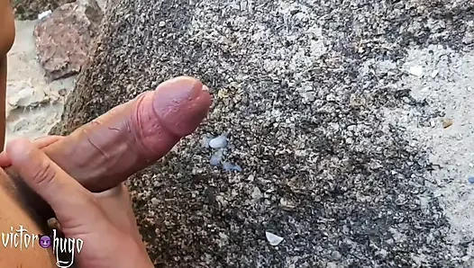 Penisimi gösterdim, işedim ve plajda boşalıncaya kadar mastürbasyon yaptım.