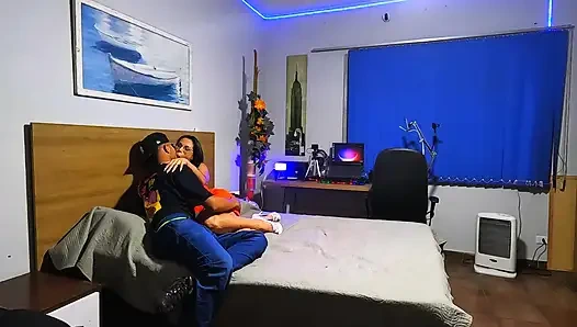 На кухне она опирается на холодильник и просит ещё