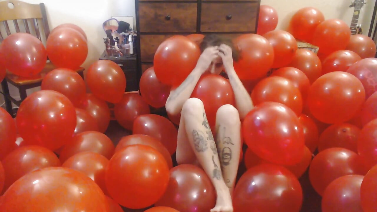 Gran paquete de globos rojos desnudo