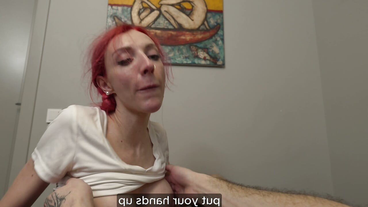 Rødhåret barnevakt med store pupper rir en pikk