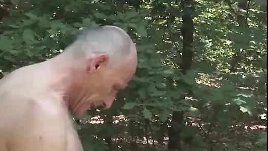 Текущую мокрую киску жестко трахнули в миссионерской позе