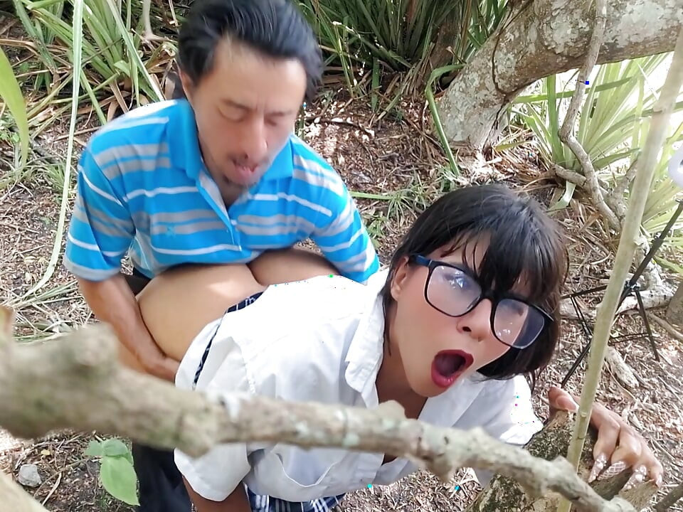 Sexo con mi hermosa y tetona hijastra en la jungla