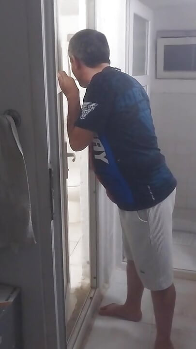 Nechala jsem ho penetrovat v koupelně, zatímco můj manžel byl pryč.