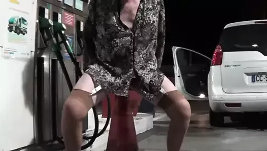Travesti anal trans gde avec pompe à essence et boule de voiture 125