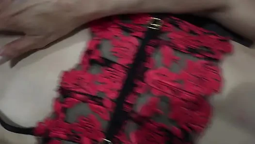 İri göğüslü Silvia Saige büyük ve sert bir yarağı yutuyor