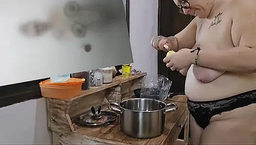 Jade Топлес готовит