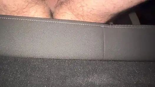 Amatör iri güzel kadın arka koltukta sikişiyor ve emiyor