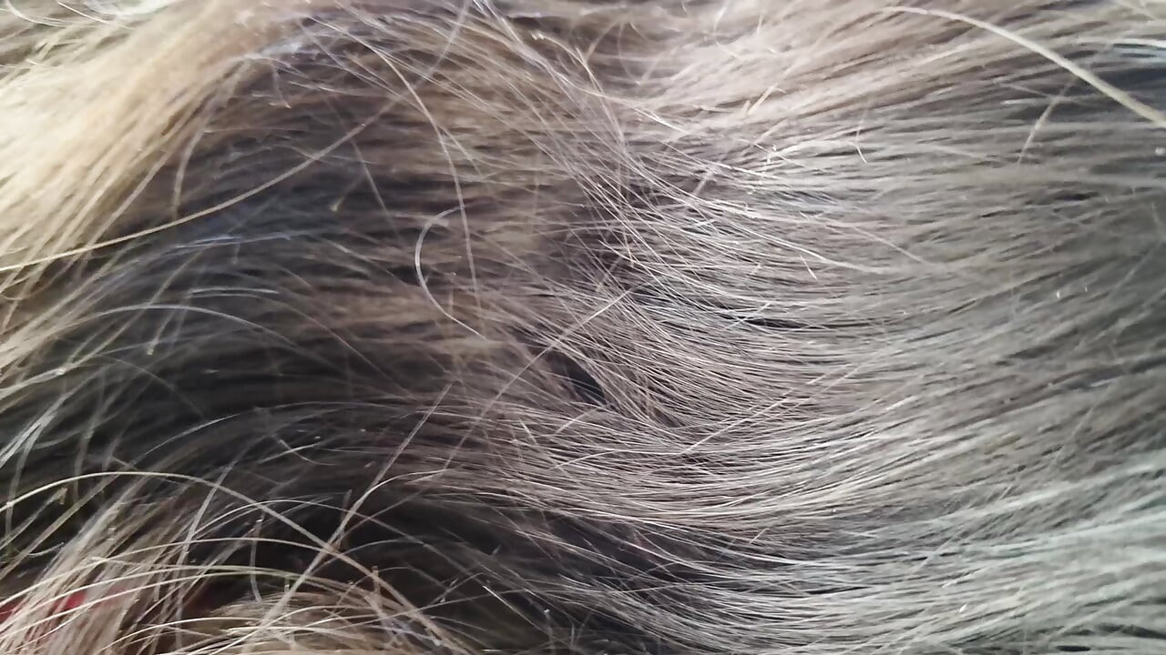 Подруга делает минет своему парню во время секса в машине на публике