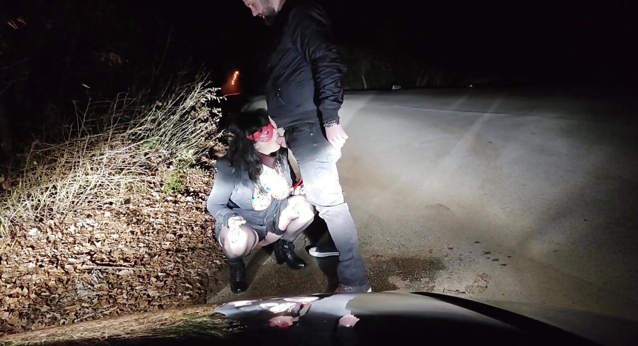 Slutmomhappiness Breaks Boundaries in Outdoor Pissing