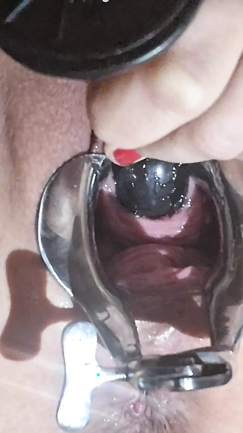 Sklavins为她的主人伸展她的小便洞！第2部分