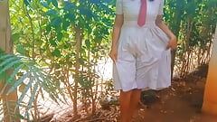 Video della studentessa dello sri lanka. video di pipì all'aperto del college asiatico. Giovane donna mostra la figa. Studentessa fuori