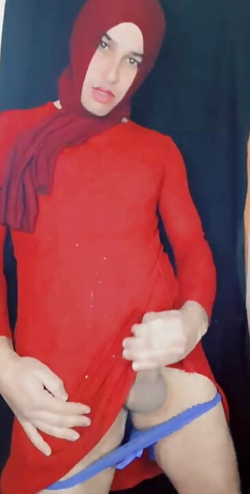 히잡을 쓴 Hermaphrodite는 자위를 즐기고 자주 사정합니다.