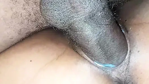 Трахнутая киска жены с большой задницей получает сливочную сочную и влажную трахают черным членом большого черного члена в раком, сосание хуя