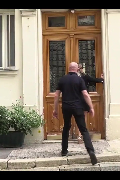 Gözleri bağlı orta yaşlı seksi kadın erkeklere emiyor