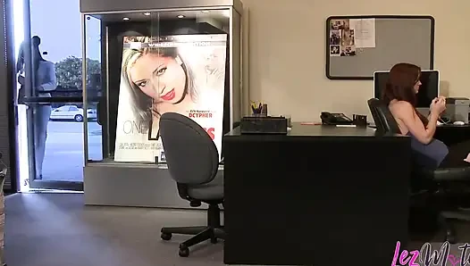 Julia ann si tante bahenol rambut pirang lagi asik ngentot sama sekretarisnya yang hot banget