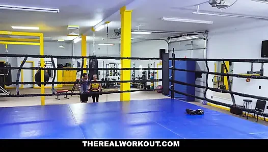 Büyük memeli orta yaşlı seksi kadın spor salonunda kaslı bir delikanlıyı emiyor