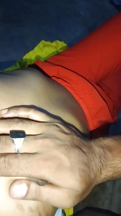 Une demi-sœur se fait doigter puis baiser la chatte, partie 1