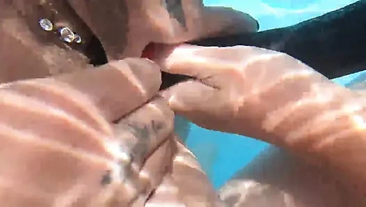 Camilla ve Cheyenne havuzda çift uçlu dildoyla oynuyor