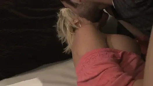 Cewek nakal rambut pirang ini cuma pengen kontol besar