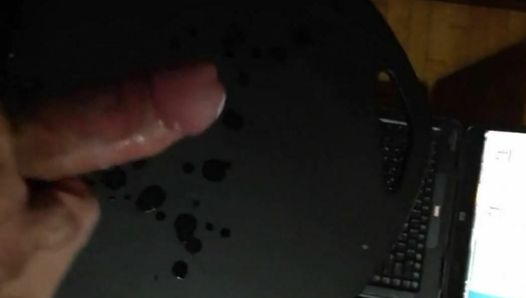 La grosse bite de Kon Dix lâche une dose de sperme sur une table noire