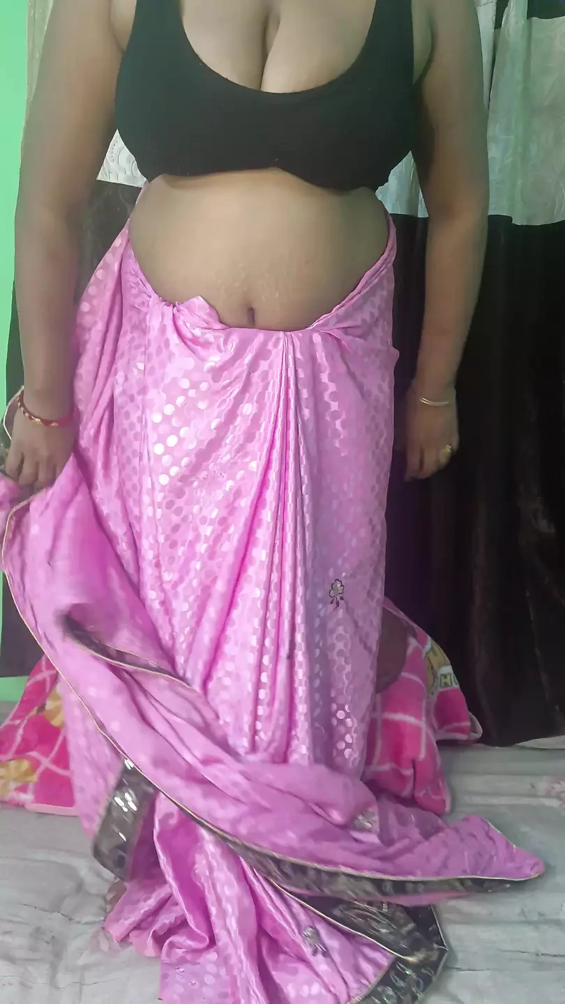 Sruti Bhabi In Sharee完全赤裸，在床上手淫