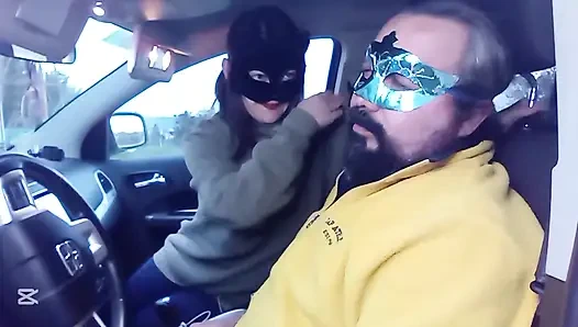 Menampar muka di dalam mobil