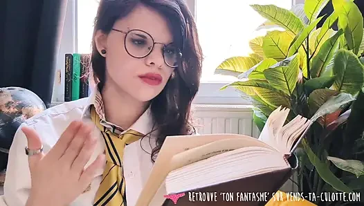 Vends-ta-culotte - murid nakal perancis yang lagi sange berat saat lagi baca buku dan masturbasi sampai orgasme