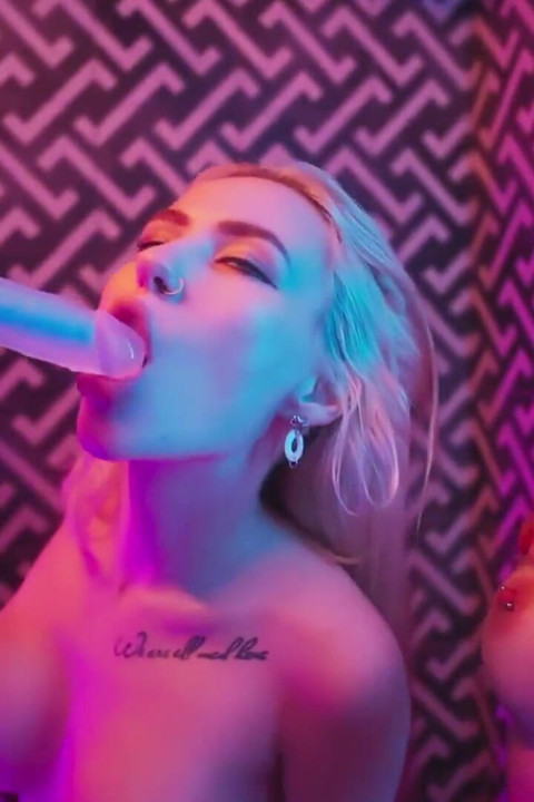 Permainan basah di bilik mandi dengan Sofia Simens