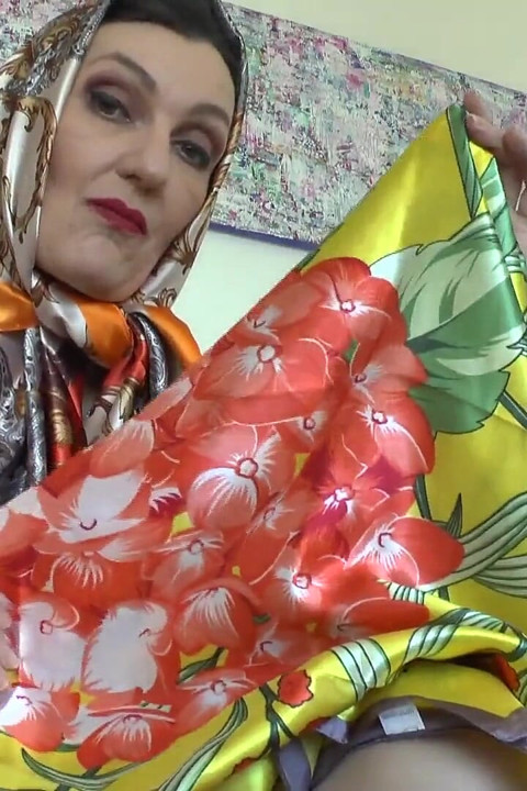 Heyecan verici saten eşarp oyunları! Lady Victoria Valente