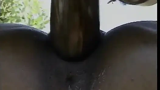 Горячую сучку трахнули в задницу на походной тропе