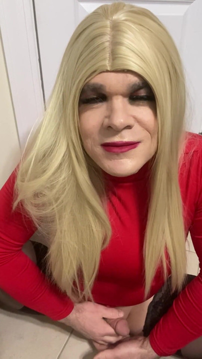 Seks odaklı azgın travesti edepsizce konuşuyor ve sonra erkek arkadaşına arkadaşları için onu sürtük olarak çıkaracağını söyledi | Klip 2