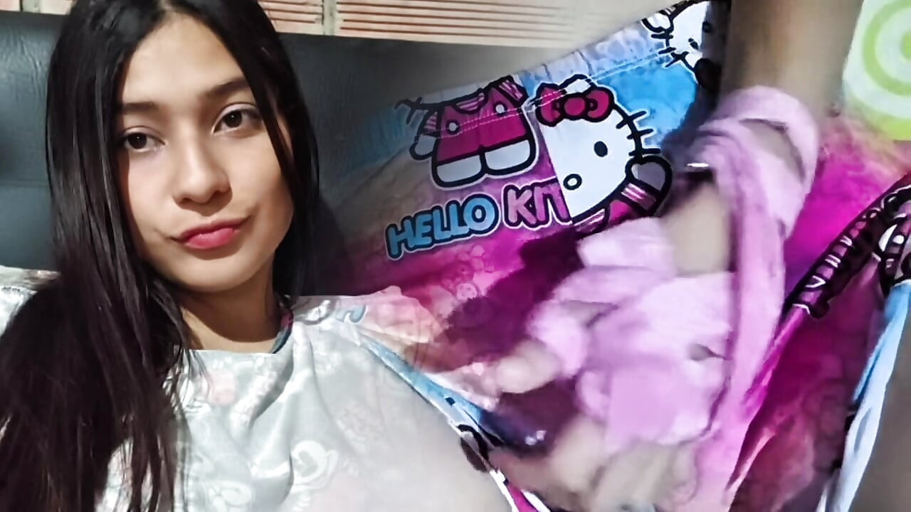 年轻后妈玩弄着自己硕大的乳房，直到把它们挤得变形