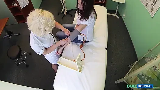 Fake hospital - freche krankenschwester benutzt ihre zunge, um sexy patienten in einem dampfendigen krankenhauszimmer zu heilen