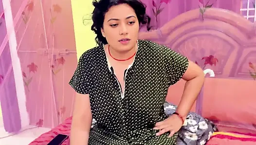 Üvey annesini baştan çıkardı ve fırsatlardan faydalandı ve sikişiyor, tam Hintçe video